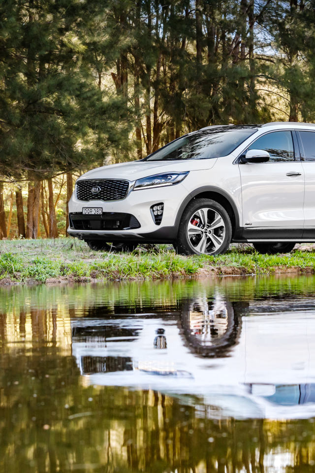 Белый внедорожник Kia Sorento у воды