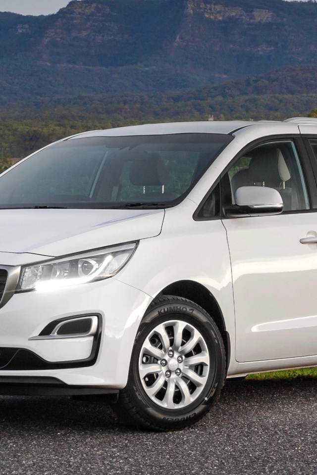 Белый внедорожник Kia Carnival 2019 года