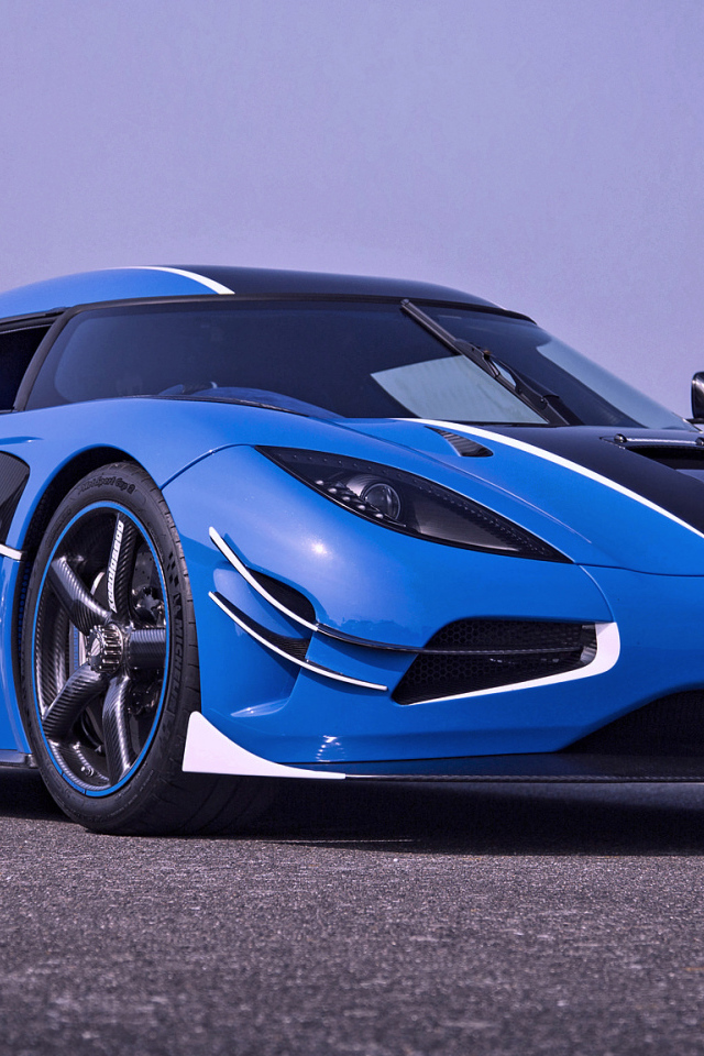 Синий спортивный автомобиль Koenigsegg Agera RSN 2018 года