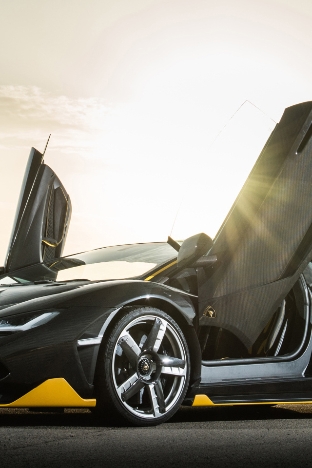 Спортивный автомобиль Lamborghini Centenario, 2019 года с открытыми дверями