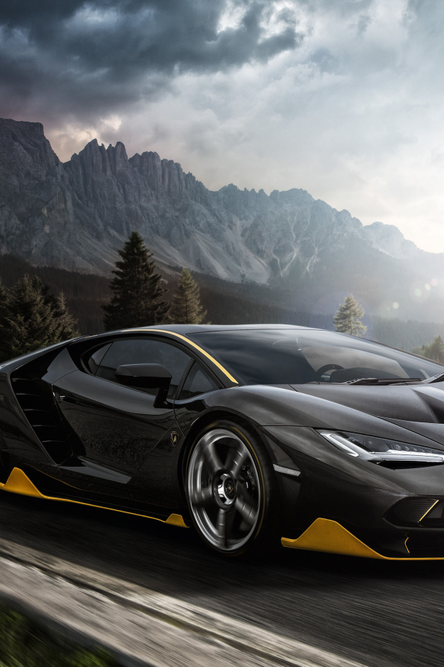 Черный спортивный автомобиль Lamborghini Centenario, 2018 года на трассе