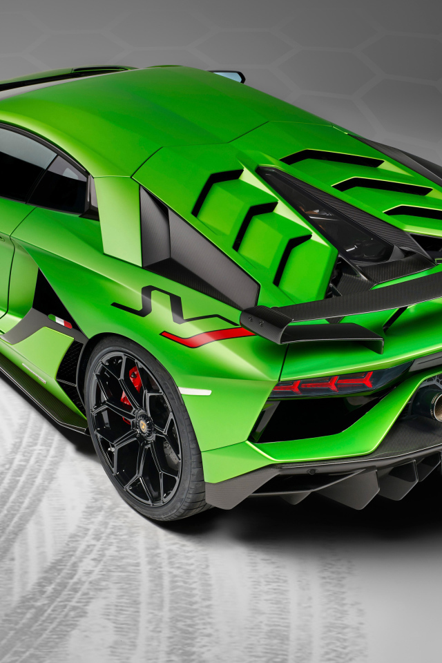 Зеленый спортивный автомобиль Lamborghini Aventador SVJ, 2018 года вид сзади