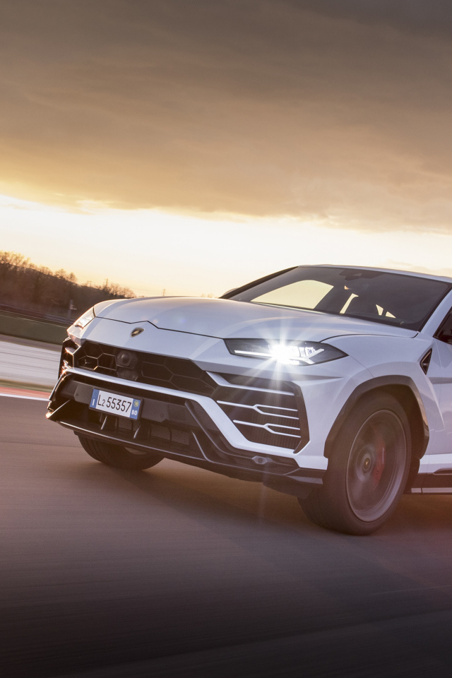 Внедорожник Lamborghini Urus 2018 года на трасс в лучах солнца