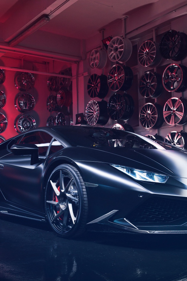 Серебристый быстрый автомобиль Lamborghini Huracan в гараже