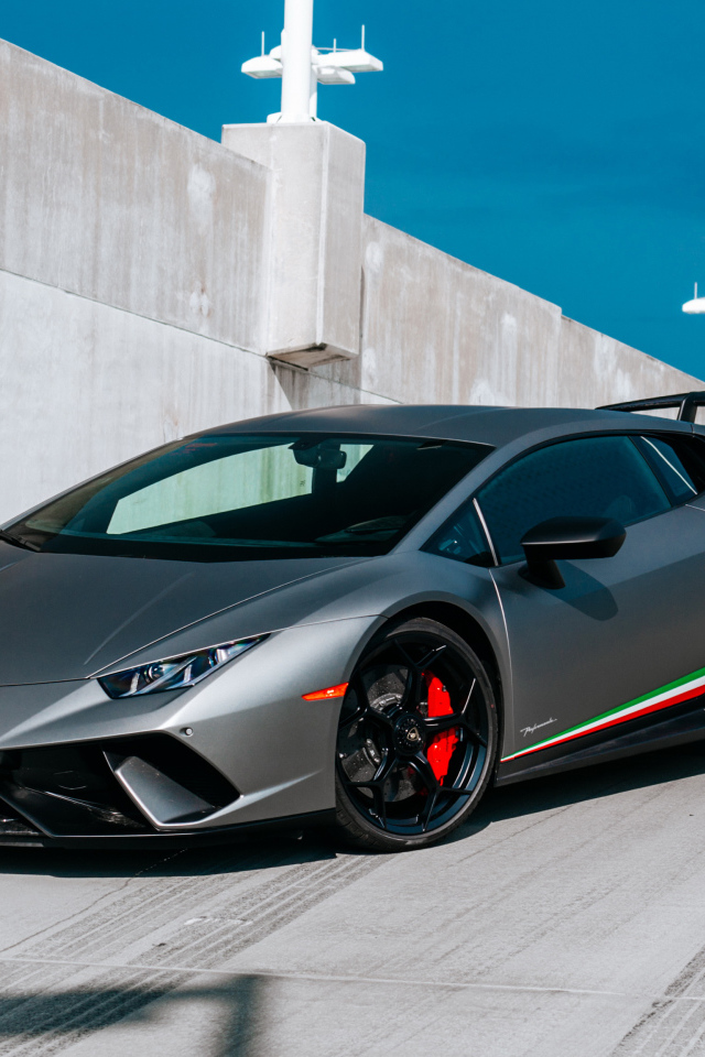 Серебристый спортивный автомобиль Lamborghini Huracan