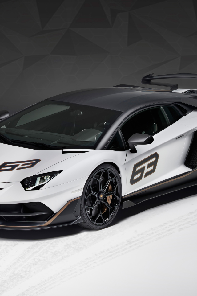 Спортивный автомобиль Lamborghini Aventador SVJ 63, 2018 на сером фоне