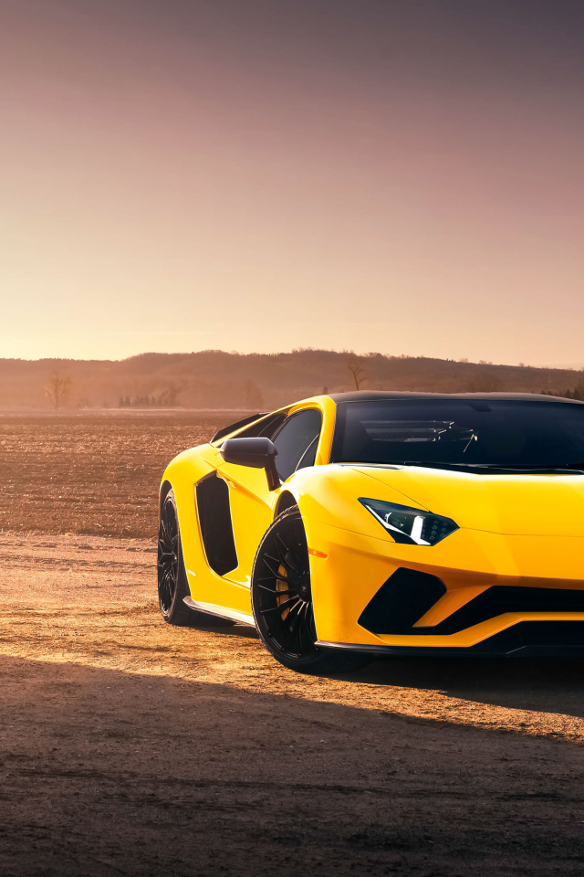 Желтый спортивный автомобиль Lamborghini Aventador S в лучах солнца