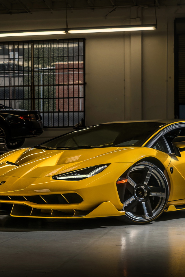Желтый спортивный автомобиль  Lamborghini Centenario Coupe в гараже
