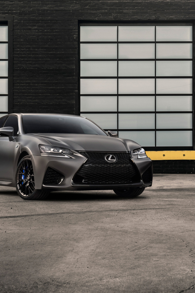Новый серебристый автомобиль Lexus GS F, 2018