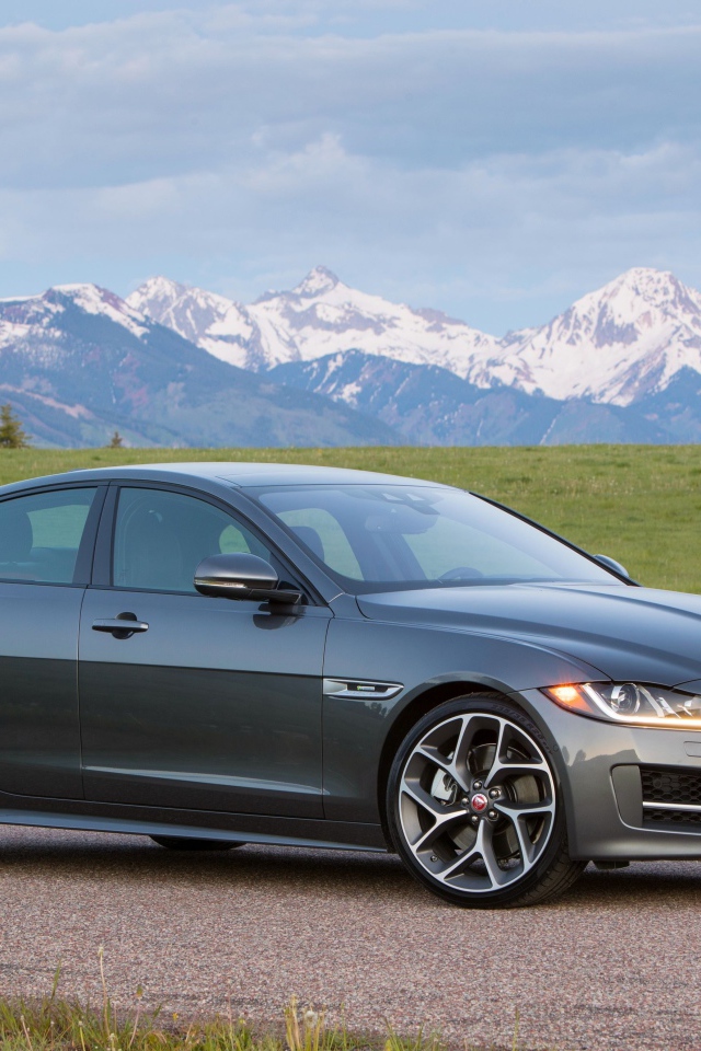 Серебристый автомобиль Jaguar Xe 2019