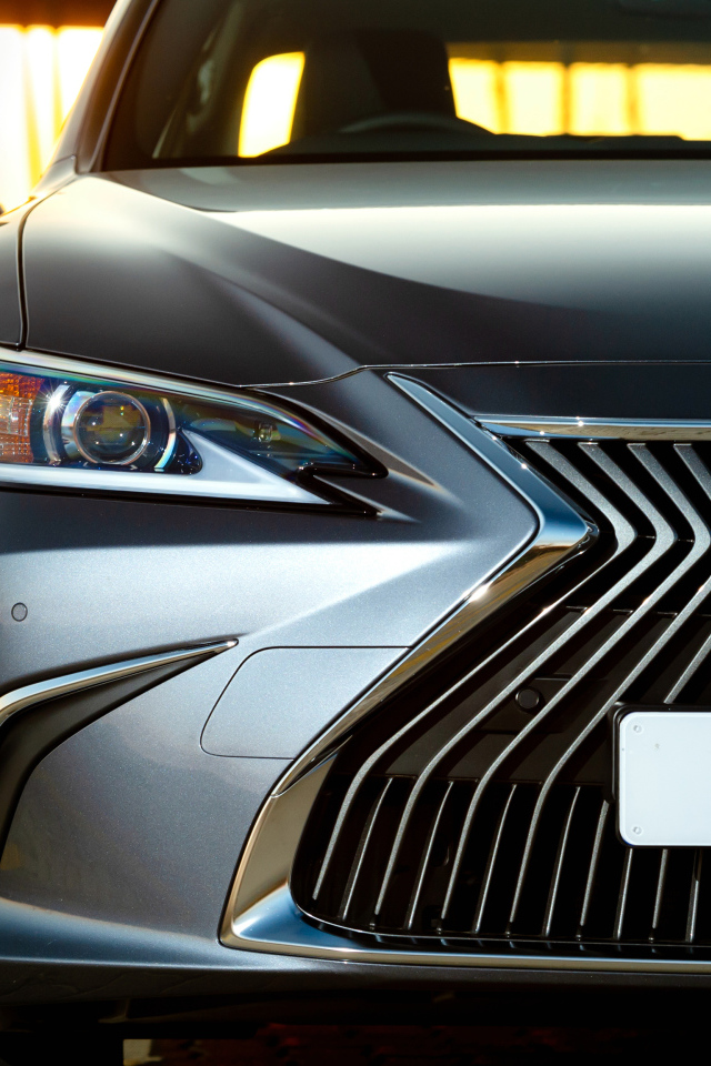 Серебристый Lexus ES 250 2018 года, фара