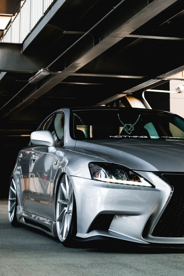 Серебристый автомобиль Lexus IS в тоннеле 