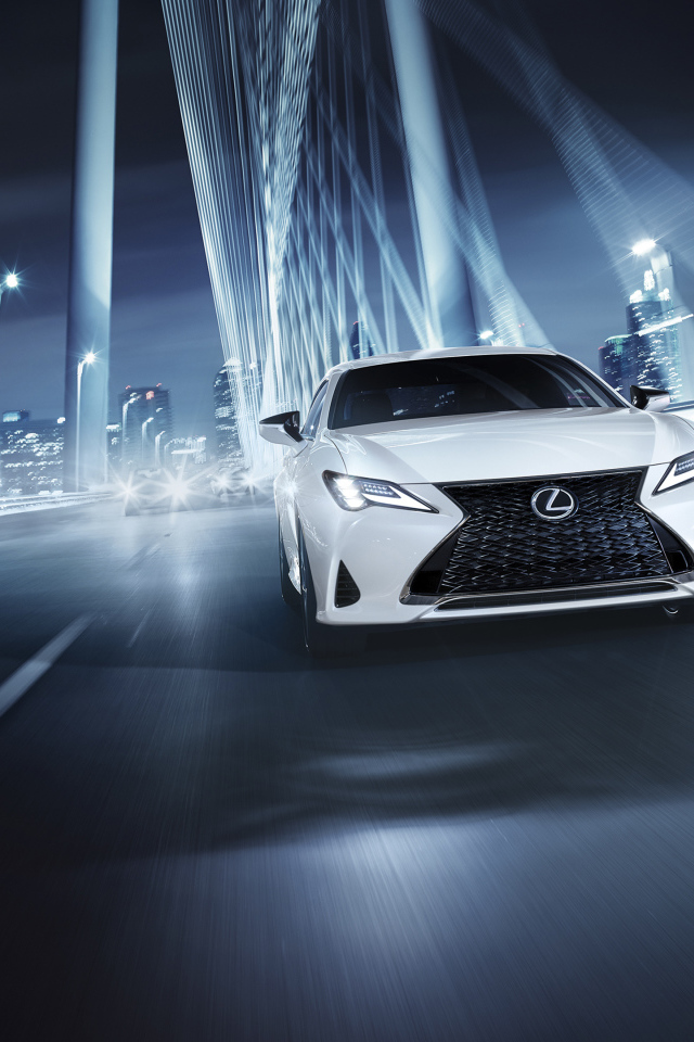 Белый автомобиль Lexus RC 350 F, 2019 года на трассе