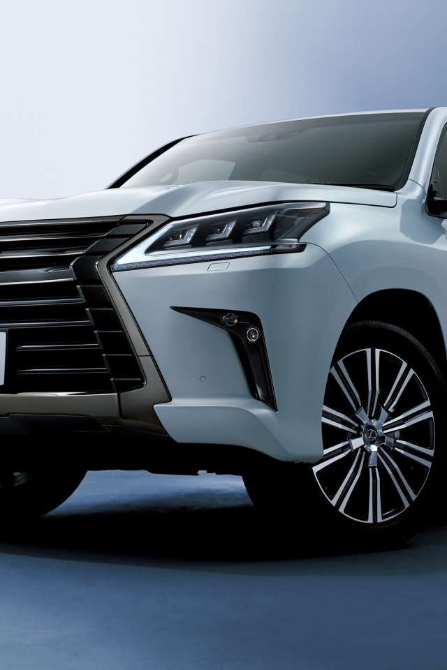 Белый внедорожник Lexus LX570, 2018 года на сером фоне