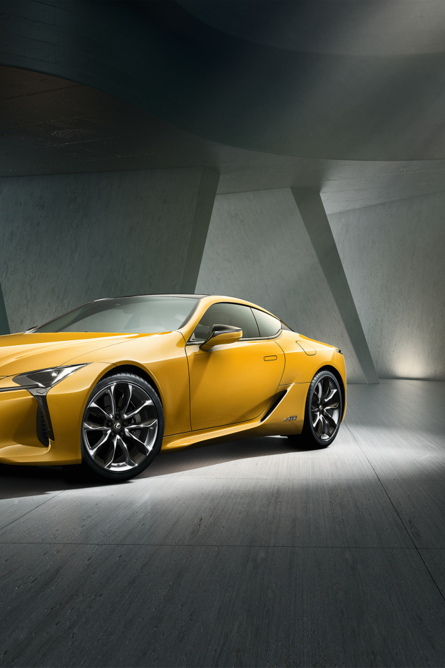 Желтый автомобиль Lexus LC 500 в сером здании