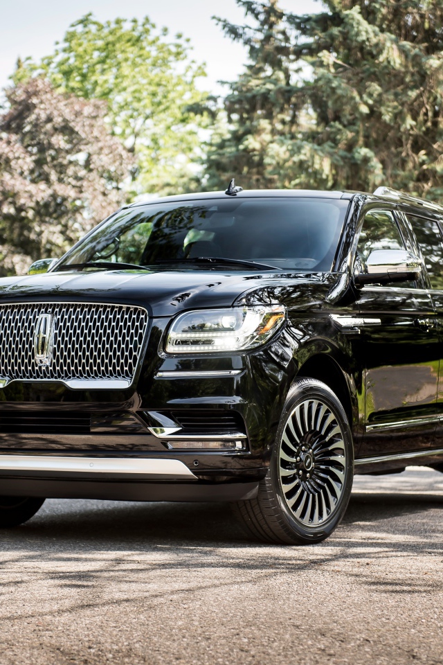 Черный стильный внедорожник Lincoln Navigator L, 2018