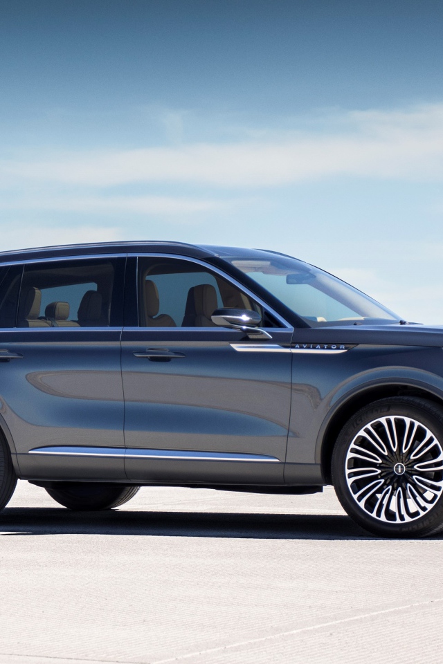 Серебристый внедорожник Lincoln Aviator, 2019