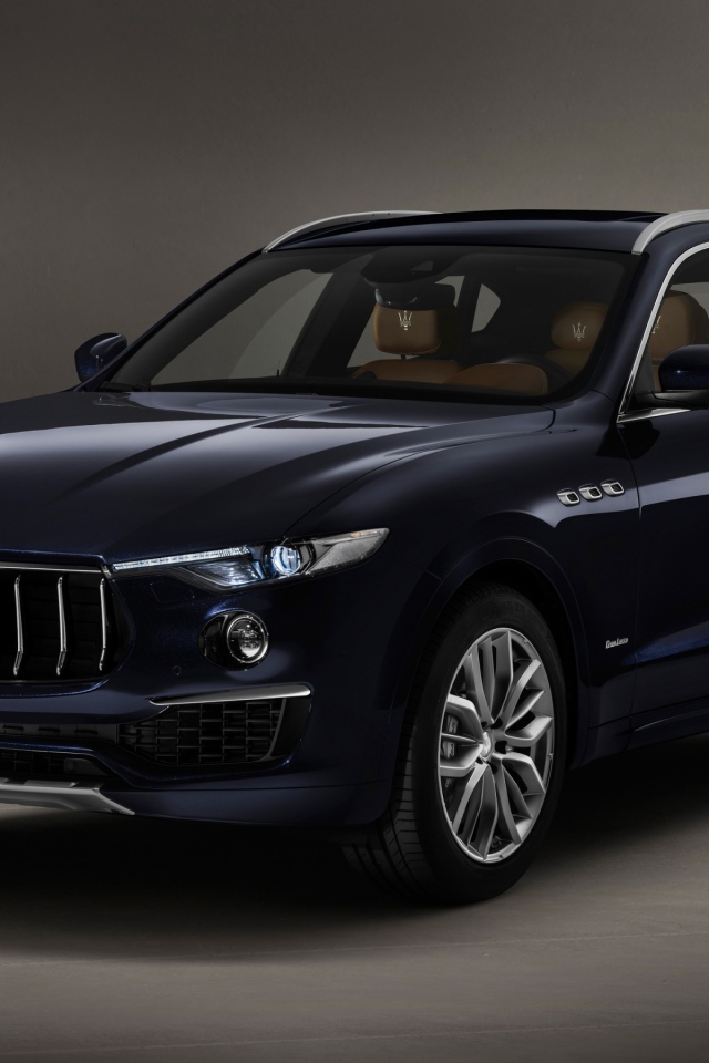 Автомобиль Maserati Levante  2018 года на сером фоне