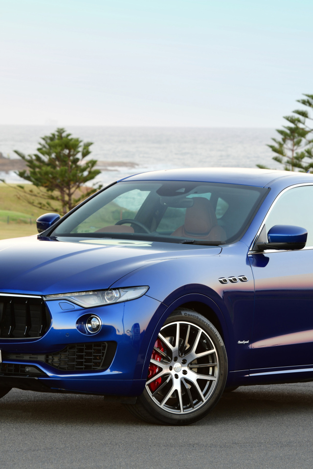 Синий автомобиль Maserati Levante на фоне океана 