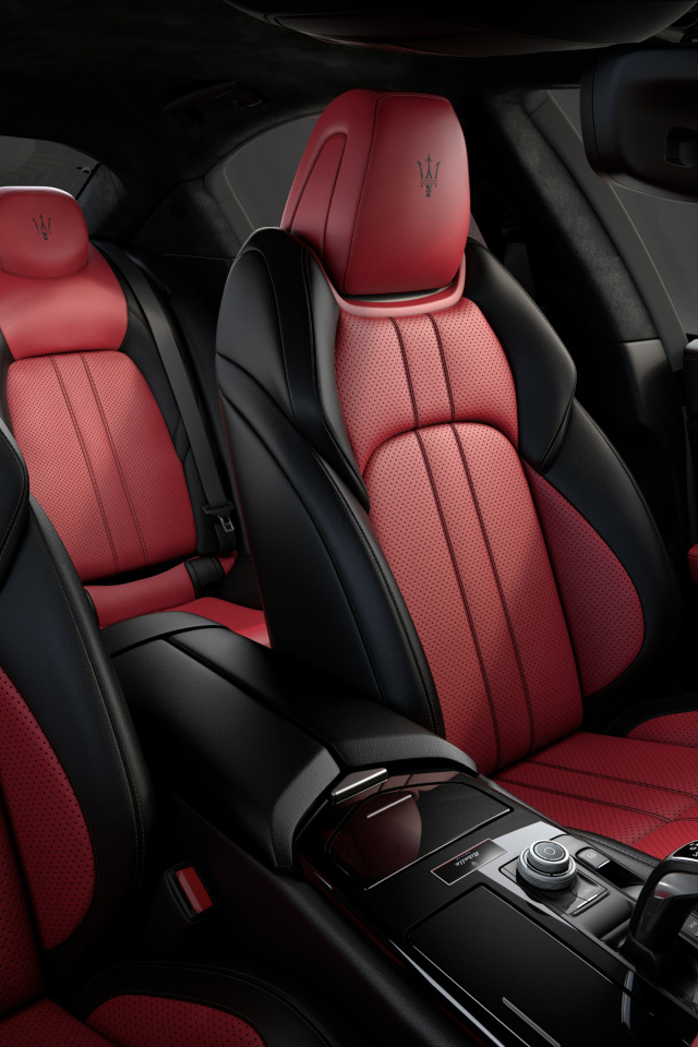 Дорогой красный с черным кожаный салон автомобиля Maserati Ghibli Ribelle 2018