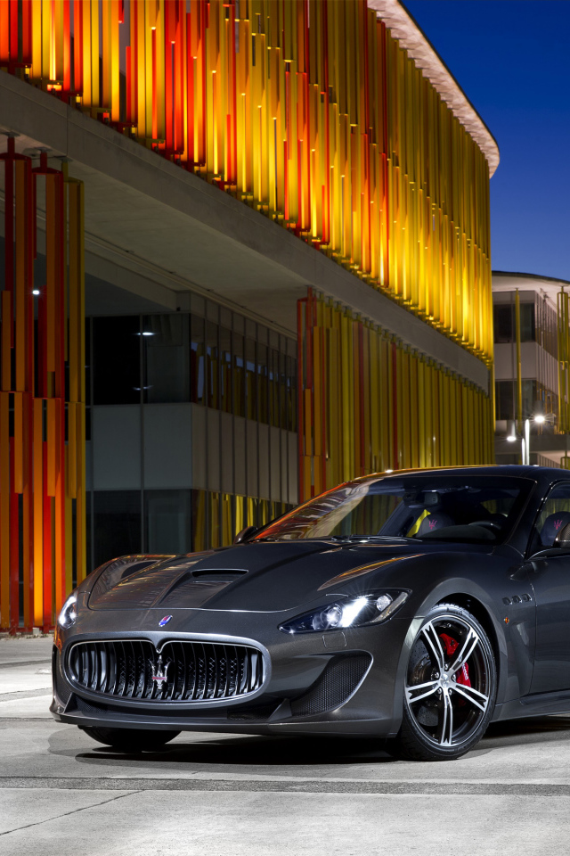 Серебристый автомобиль  Maserati GranTurismo