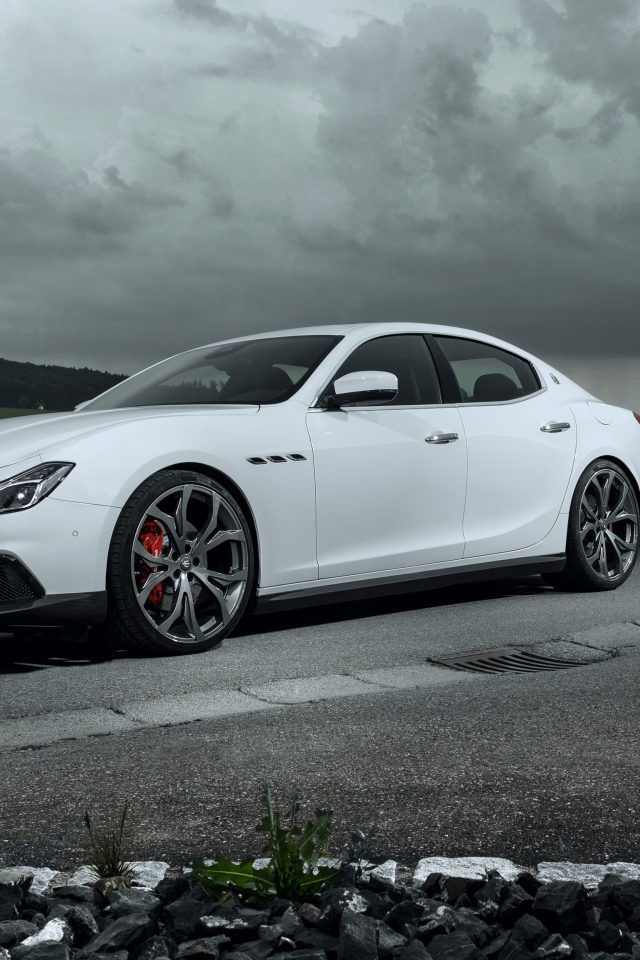 Белый автомобиль Maserati Ghibli GranSport 2018 года 