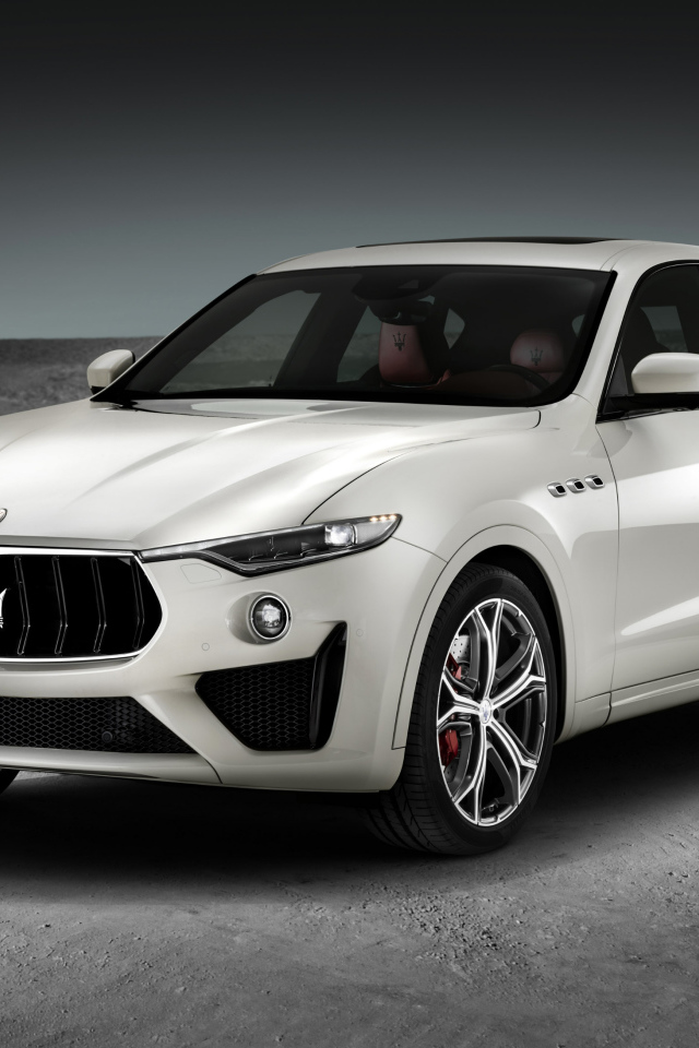 Белый автомобиль Maserati Levante GTS, 2019 года