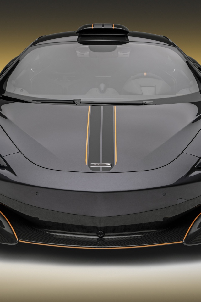 Черный суперкар McLaren 600LT, 2019 года вид спереди