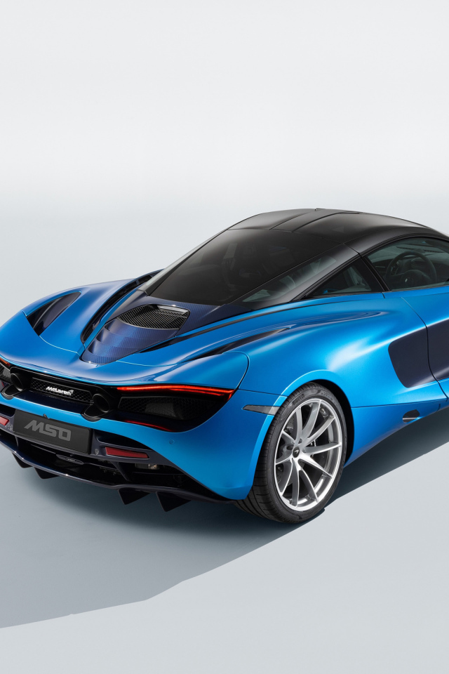 Голубой быстрый автомобиль McLaren 720S, 2018 года вид сзади