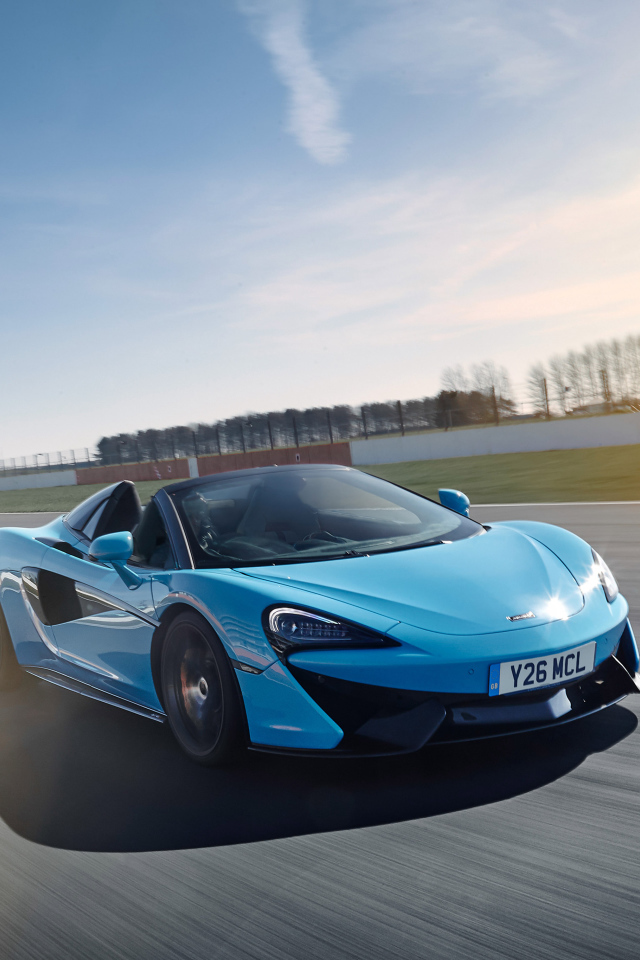 Голубой спортивный автомобиль McLaren 570S, 2018 года на трассе