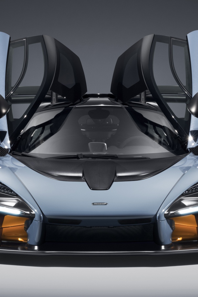 Автомобиль McLaren Senna, 2018 с открытыми дверями