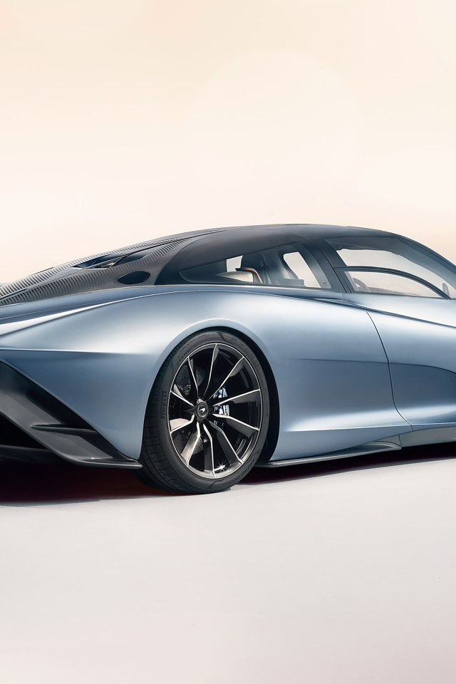 Быстрый дорогой автомобиль McLaren Speedtail, 2020 года вид сзади