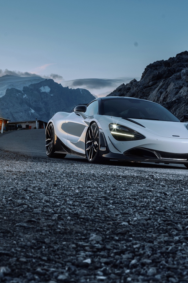 Спортивный автомобиль  McLaren 720S на горной дороге