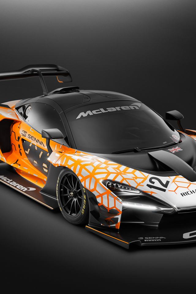 Гоночный автомобиль McLaren Senna GTR Concept на сером фоне