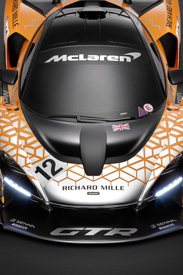Гоночный автомобиль McLaren Senna GTR, 2018 на сером фоне