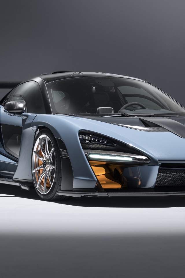 Серебристый спортивный автомобиль McLaren Senna, 2018