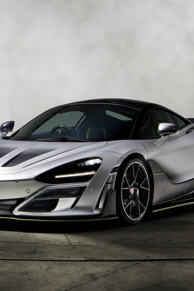 Серебристый дорогой автомобиль McLaren 720S