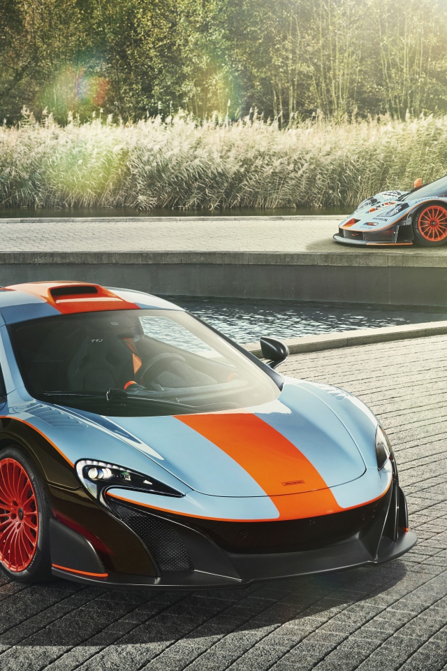 Спортивный McLaren MSO 675LT Gulf Racing Theme 2018 у воды