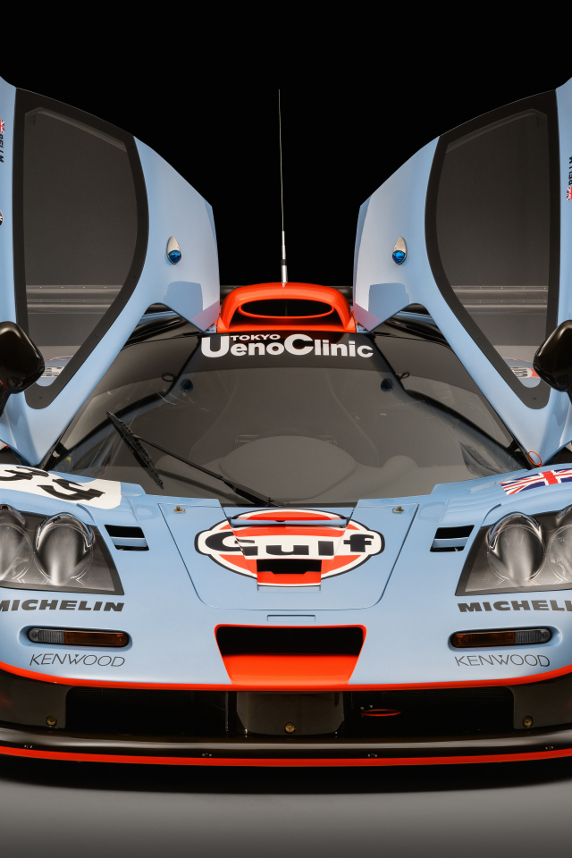 Спортивный автомобиль McLaren F1 GTR 25R 2018 года с открытыми дверями
