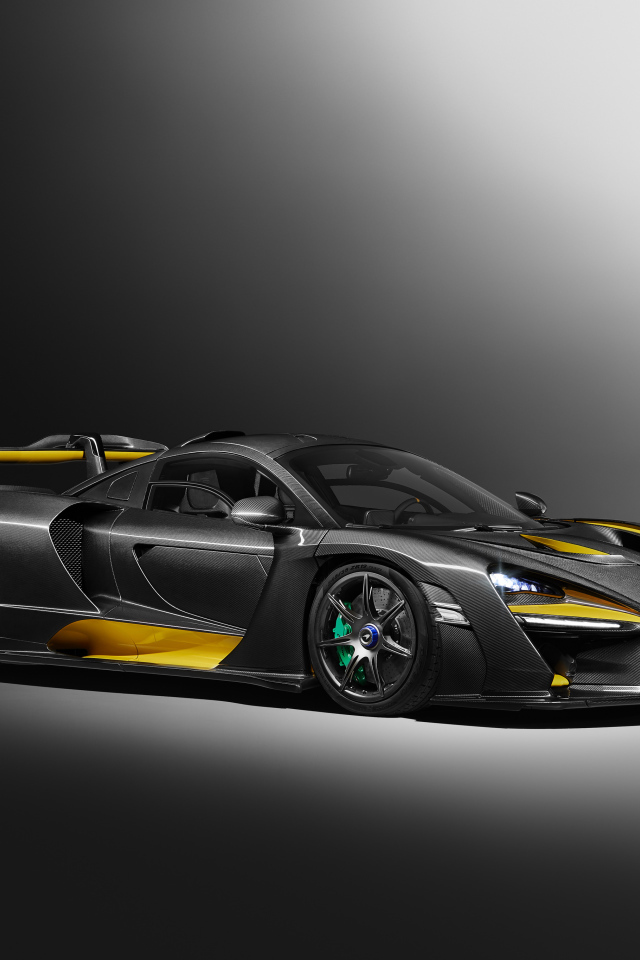 Спортивный автомобиль McLaren MSO Senna Carbon Theme 2018 года на сером фоне
