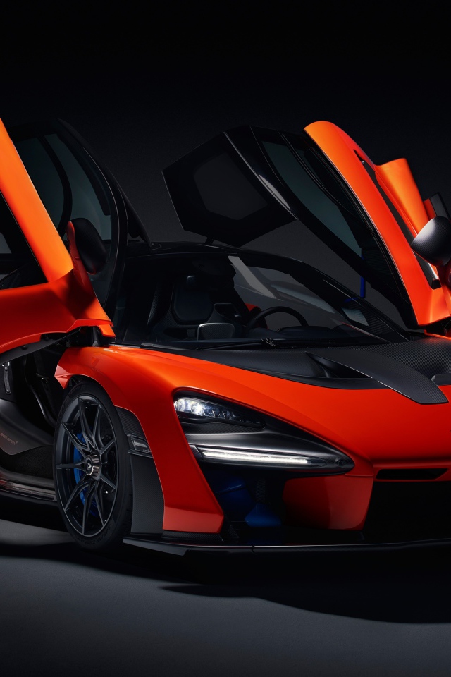 Спортивный автомобиль McLaren Senna, 2018 с открытыми дверями