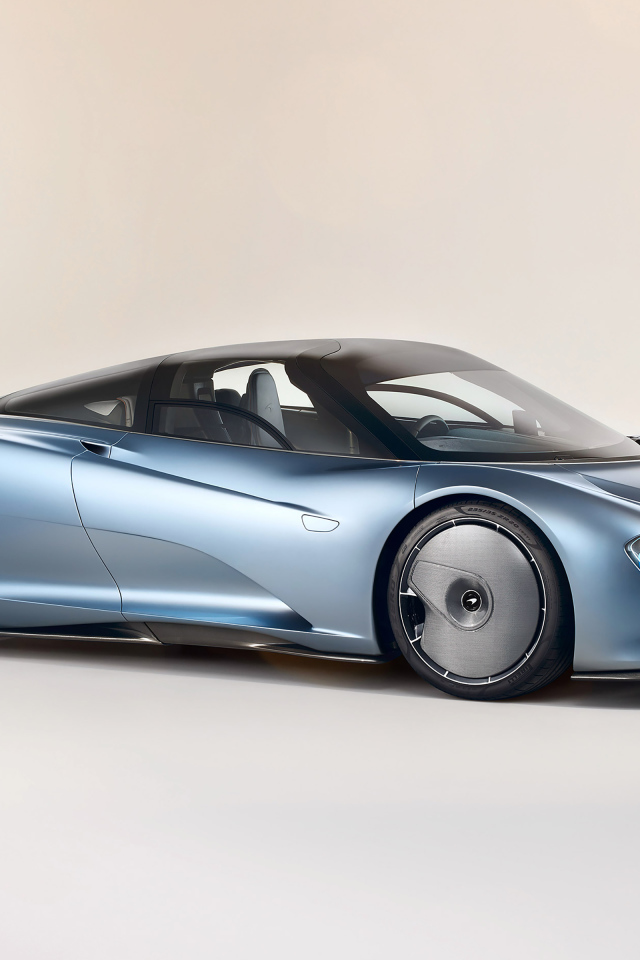 Стильный дорогой серебристый автомобиль McLaren Speedtail, 2020 