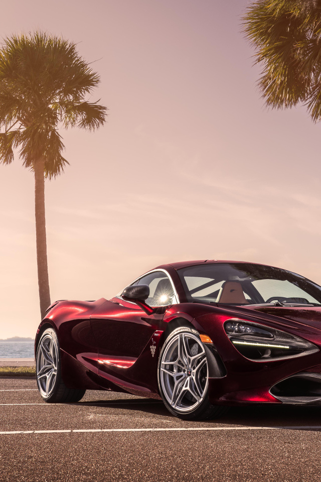 Бордовый спортивный автомобиль McLaren 720S, 2018 на фоне пальм
