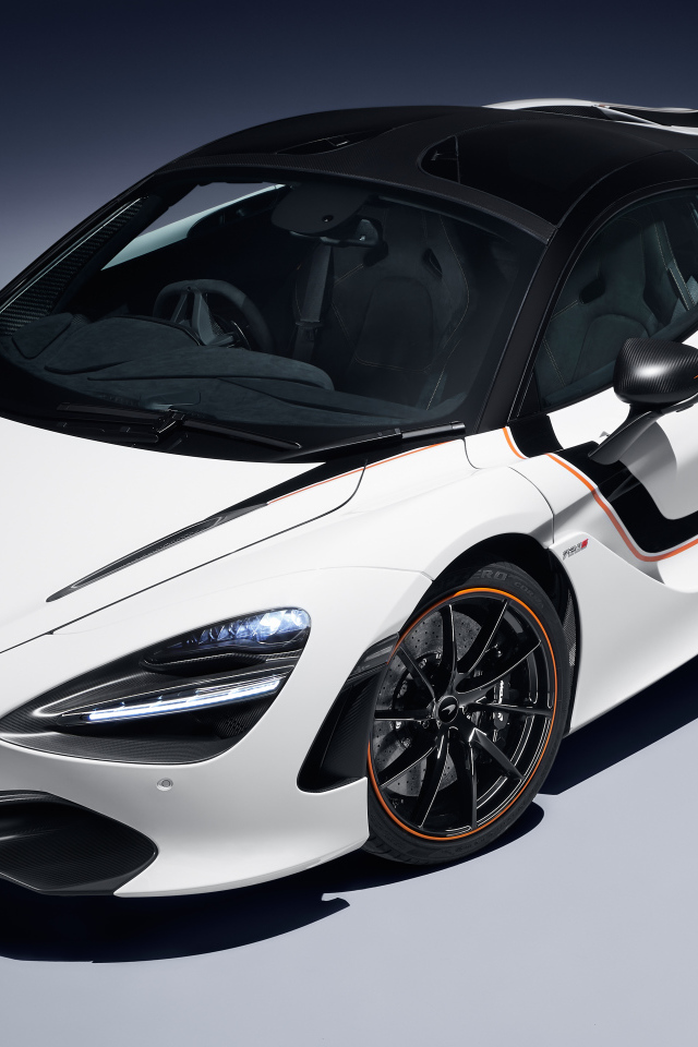 Белый быстрый автомобиль McLaren 720S