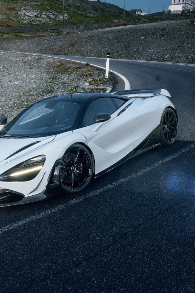 Белый спортивный автомобиль McLaren 720S, 2018 года на трассе