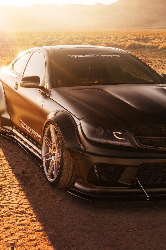 Черный автомобиль Ferrada LW Matte Mercedes в лучах солнца