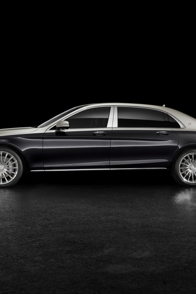 Черный автомобиль Mercedes Benz Maybach S 560 2018 года вид сбоку