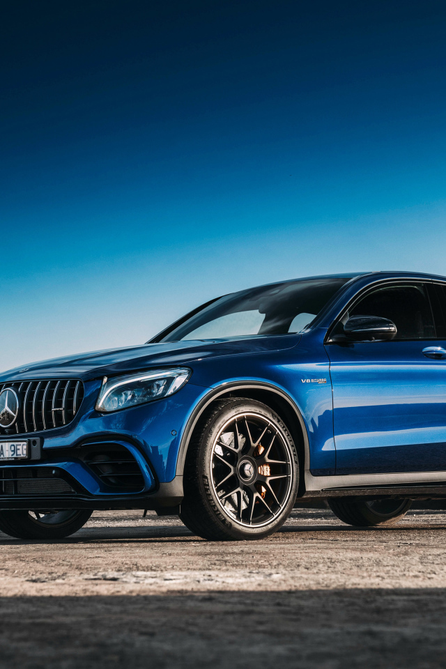 Синий автомобиль Mercedes GLC63 AMG, 2018 года вид сбоку