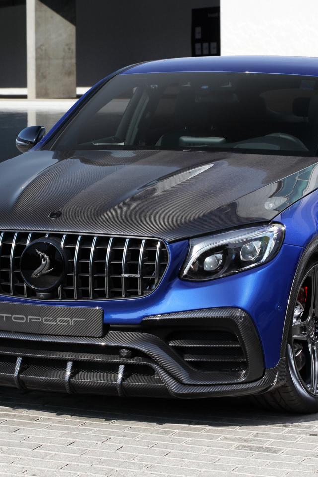 Автомобиль Mercedes-AMG GLC-Klasse  у воды