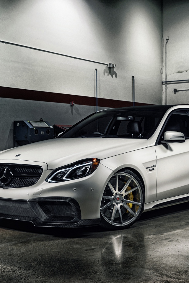 Автомобиль Mercedes-Benz E-Class в гараже